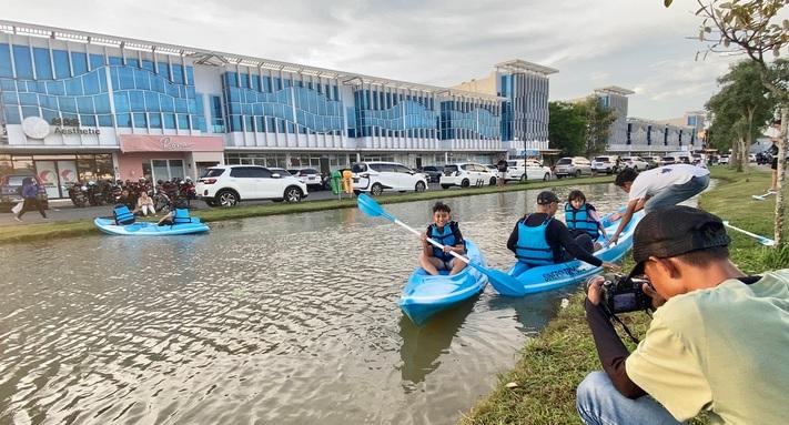 Fotografer-sedang-memotret-seorang-anak-yang-naik-perahu-kano-The-Panorama-di-Citraland22.jpg