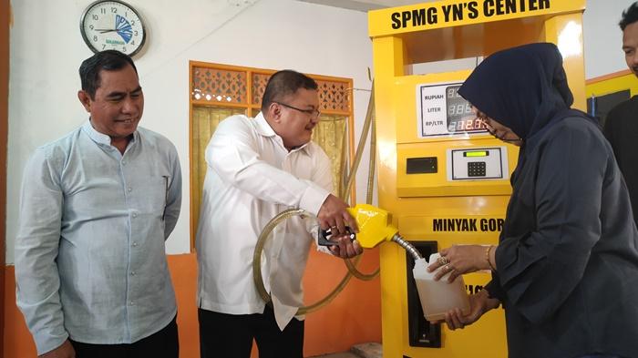 Founder-YNS-Center-H-Yuni-Abdi-Nur-Sulaiman-saat-menyerahkan-SPMG.jpg