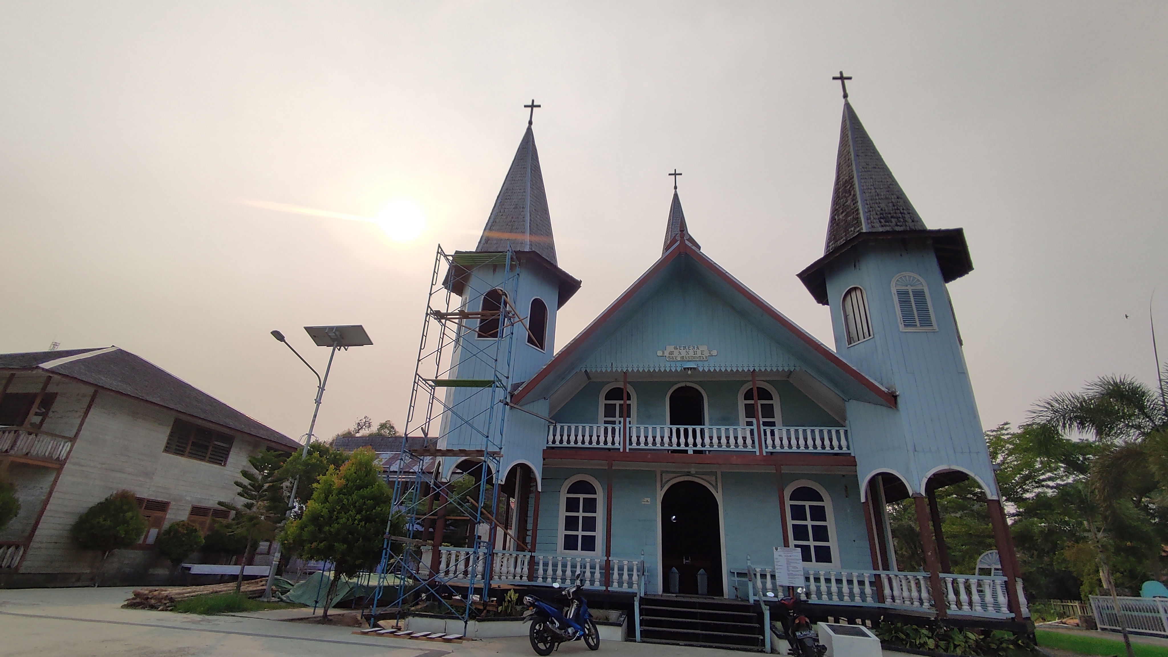 Gereja-GKE-Imanuel-Mandomai-bangunan-tua-sarat-sejarah-di-Desa-Saka-1.jpg