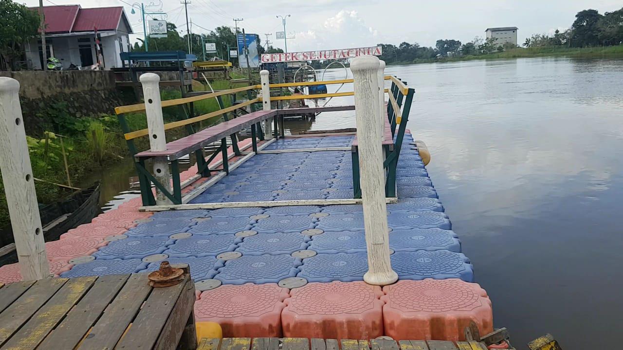Getek-Sejuta-Cinta-adalah-alat-transportasi-menuju-gazebo-Wisata-Sungai.jpg