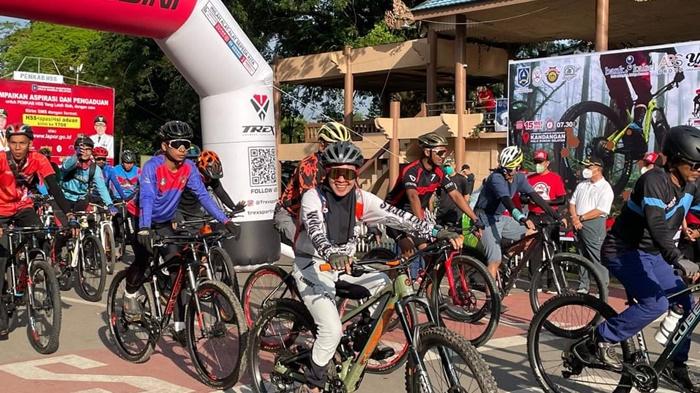 Gowes-Tilas-Pahlawan-HUT-ke-73-Proklamasi-Gubernur-ALRI-Divisi-IV-Pertahanan-Kalimantan-di-hss.jpg