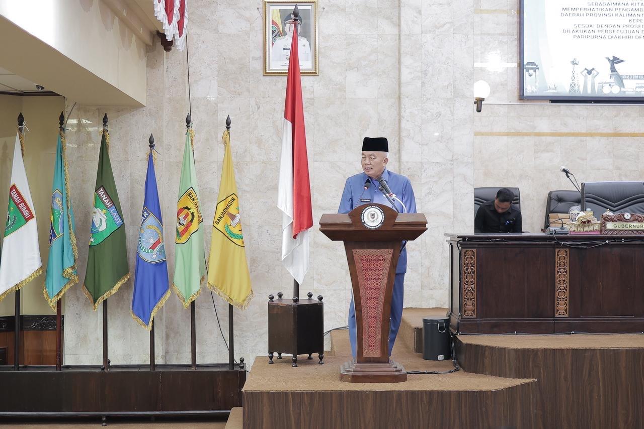 Gubernur-Kalsel-Muhidin-saat-menyampaikan-laporan-pada-rapat-paripurna-di-DPRD.jpg