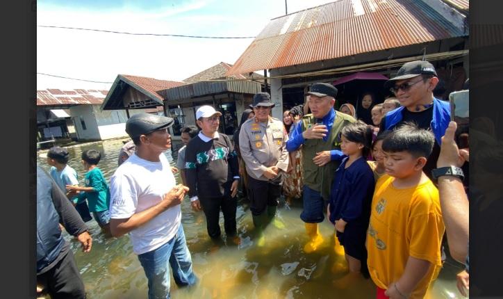 Gubernur-Kalsel-bersama-Kapolda-dan-instansi-gabungan-meninjau-banjir.jpg
