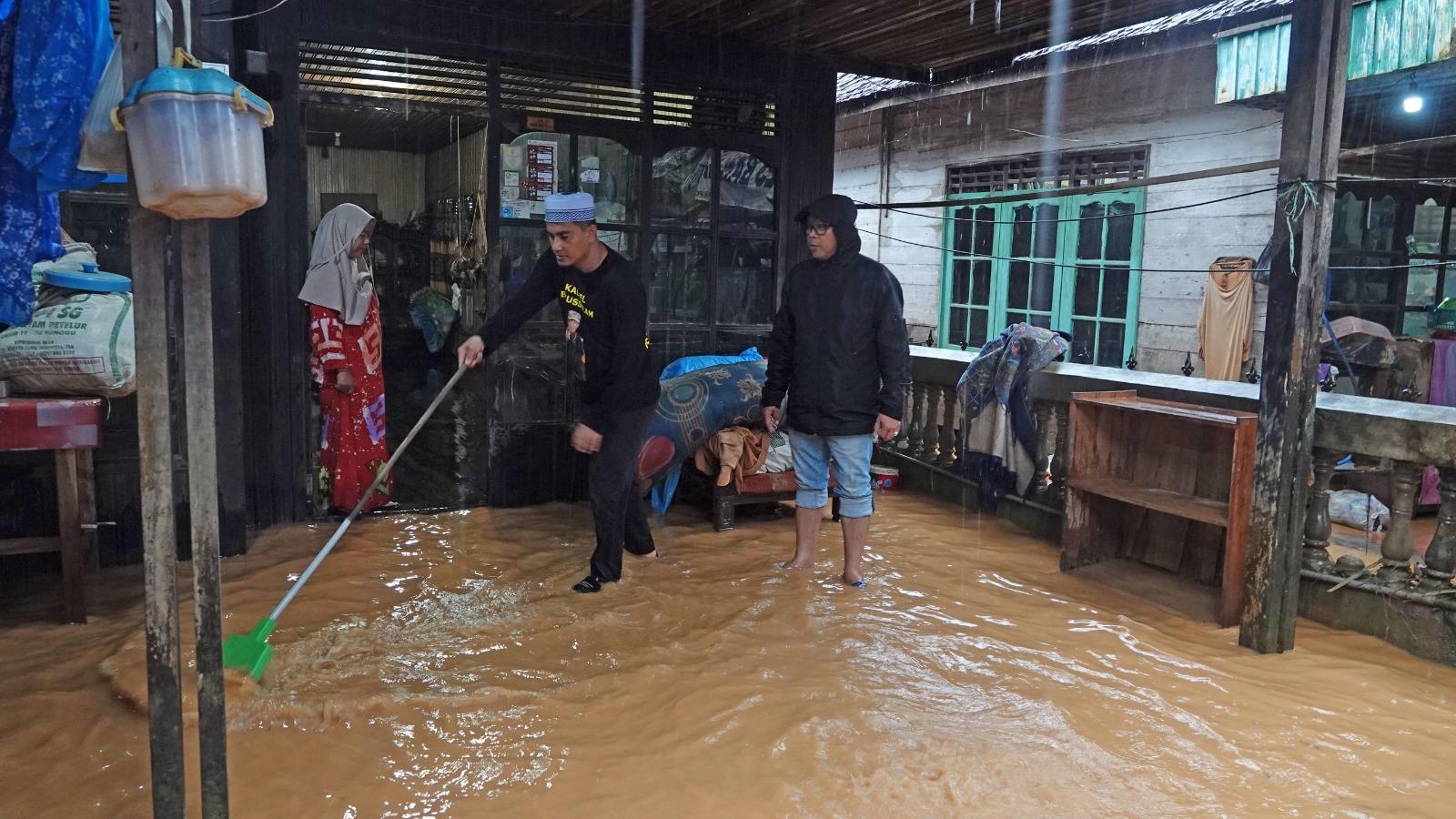 Paman Birin Borong Nasi Bungkus dan Bagikan ke Warga Terdampak Luapan Air Sungai Tiung Banjarbaru
