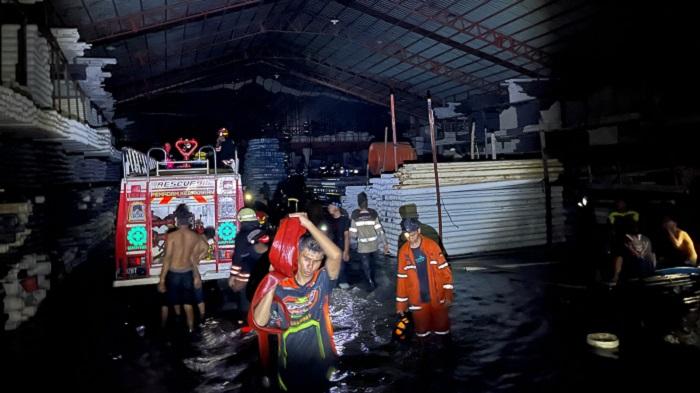 Gudang Peralatan Bangunan di Jalan Sutoyo Banjarmasin Terbakar, Asal Api Muncul dari Tempat Ini