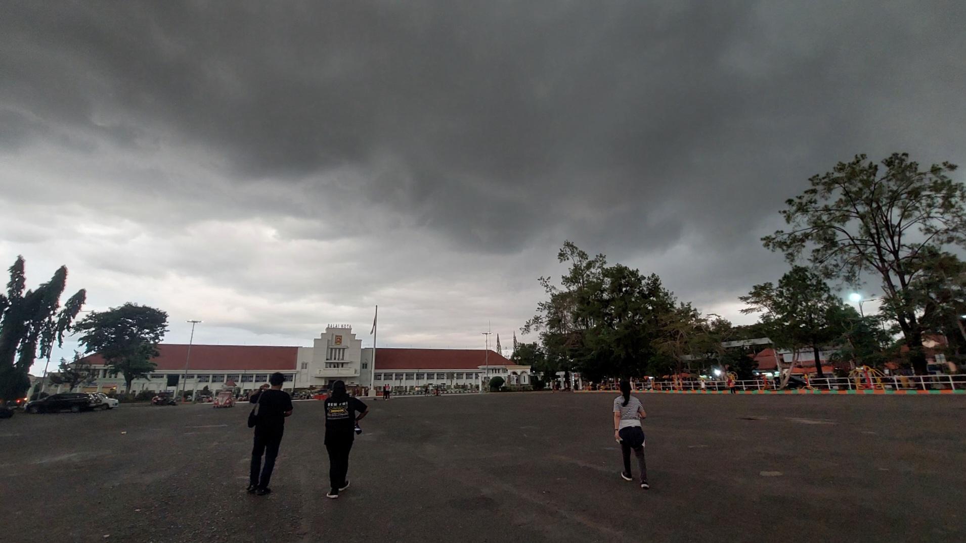 Gumpalan-awan-hitam-di-langit-Kota-Banjarbaru.jpg