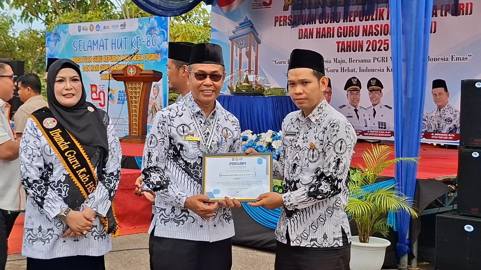 Guru-SDN-1-Tumingki-Muhammad-Syahrawardi-menerima-penghargaan.jpg