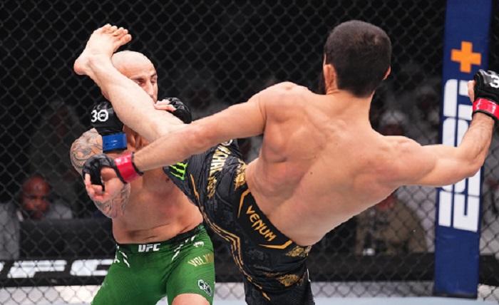Hasil-UFC-294-Islam-Makhachev-mengguncang-Alexander-Volkanovski.jpg