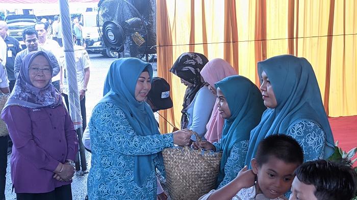 Hj-Raudhatul-Jannah-menyerahkan-paket-Ramadhan-di-Tabalong.jpg