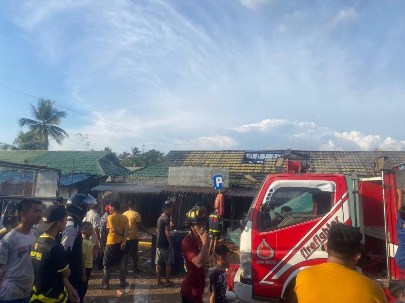 Jago Merah Gegerkan Kawasan Terminal Kelua Tabalong, Bangunan Toko 11 Pintu Alami Kerusakan