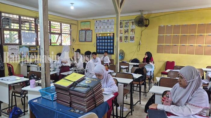 Ilustrasi-suasana-ruangan-kelas-SDN-Kebun-Bunga-1-saat-jam-istirahat.jpg