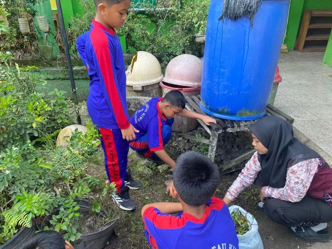 Inilah-aksi-pembenahan-lingkungan-sekolah-kegiatan-gotong-royong-bersama-warga.jpg