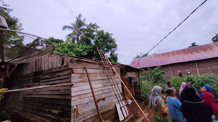 Inilah-kondisi-rumah-Rahman-yang-atapnya-hilang-kena-puting-beliung.jpg