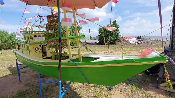 Inilah-miniatur-kapal-yang-dibikin-khusus-untuk-melarung.jpg