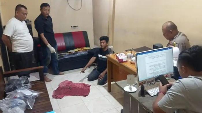 J-39-yang-ditangkap-setelah-membunuh-MH-38-menunjukan-pisau-badik.jpg