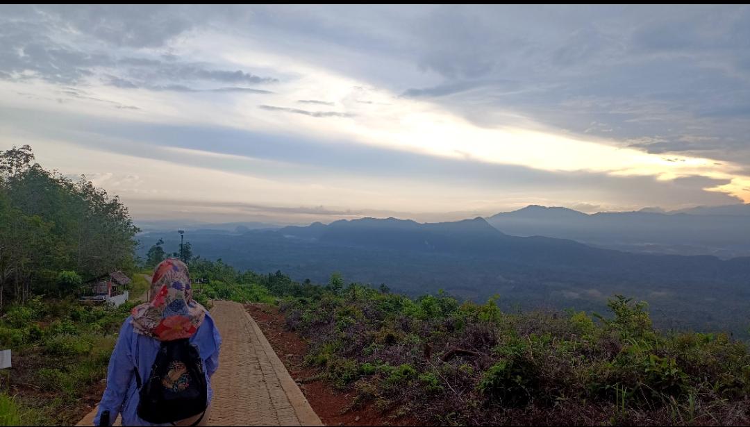 Jalan-Paving-Blok-menuju-puncak-Gunung-Titi-HST.jpg