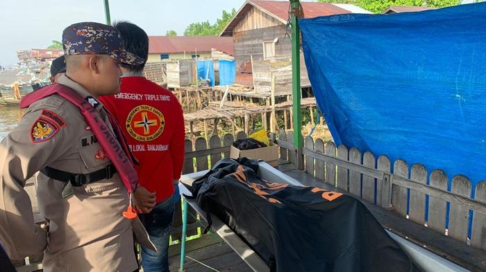 Jasad-Basran-57-saat-dievakuasi-kepada-keluarga-di-Desa-Pulau-Alalak.jpg