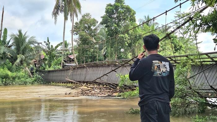 Jembatan di Desa Hujan Mas Balangan Ambruk, Begini Nasib Warga di Atas Jembatan Saat Insiden