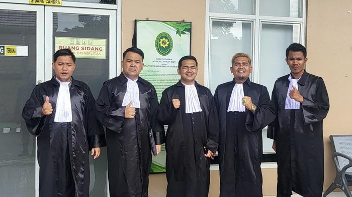 Jesvandy-Silaban-dan-kawan-kawan-selaku-tim-kuasa-hukum-AM.jpg