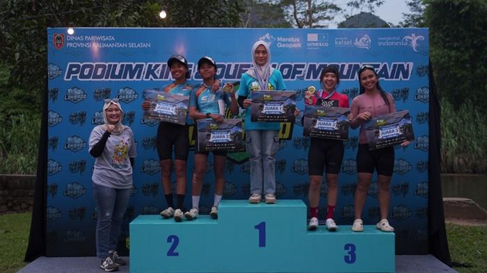 Juara-kategori-Women-Open-Tour-de-Loksado-2025berpose.jpg