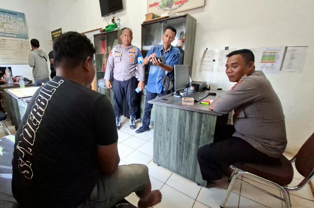 KAPOLSEK-Pelaihari-Iptu-Benny-Wishnu-Wardhany-menginterogasi-pelaku1.jpg
