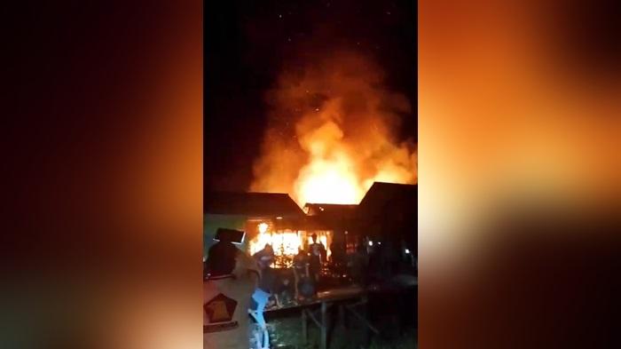 BREAKING NEWS: Api Membara Lagi di Batibati Tanahlaut, Dua Unit Rumah Kayu Terbakar