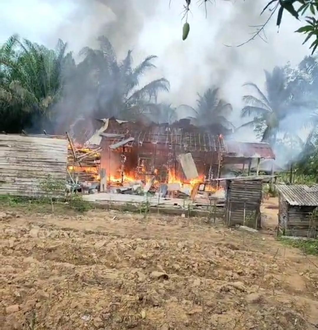 KEBAKARAN-Satu-unit-rumah-di-Desa-Mekarasari-lumat-terbakar-Kamis-1010-pagi.jpg