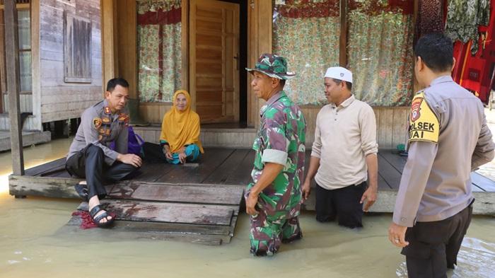 KORBAN-BANJIR-Kapolres-Balangan-AKBP-Riza-Muttaqin-s.jpg