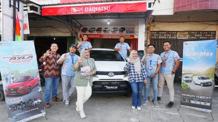 KUASAI-PENJUALAN-Tim-Sales-Daihatsu-berfoto1.jpg