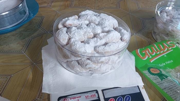 KUE-KERING-Proses-pengemasan-kue-kering-produk-Yuliana.jpg