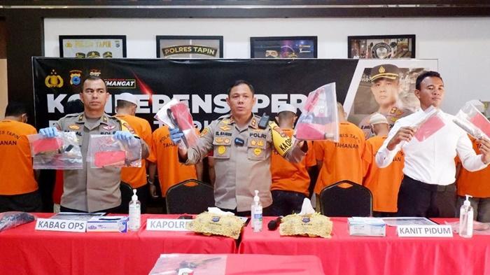 KaPolres-Tapin-AKBP-Ernesto-Saiser-menunjukkan-berbagai-senjata-tajam-Senin-31102022.jpg