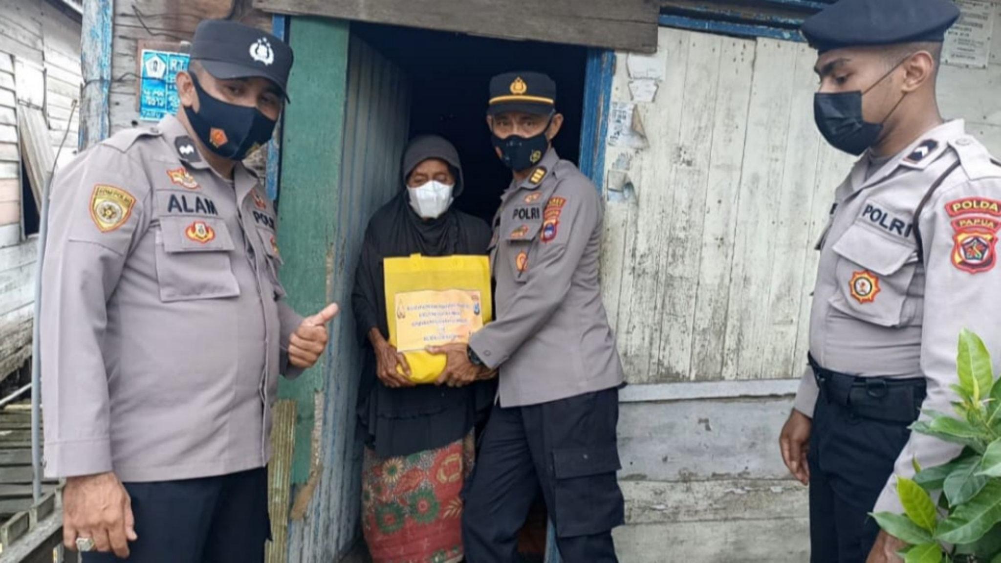 Senangnya Nenek yang Hidup Sebatang Kara Ini Menerima Paket Sembako dari Bidang SDM Polres Batola