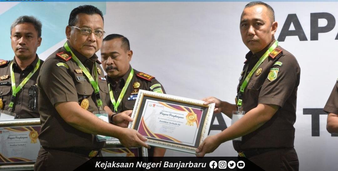 Kajari-Banjarbaru-Hadiyanto-kanan-saat-menerima-penghargaan-kinerja-terbaik-dari-Kejati.jpg