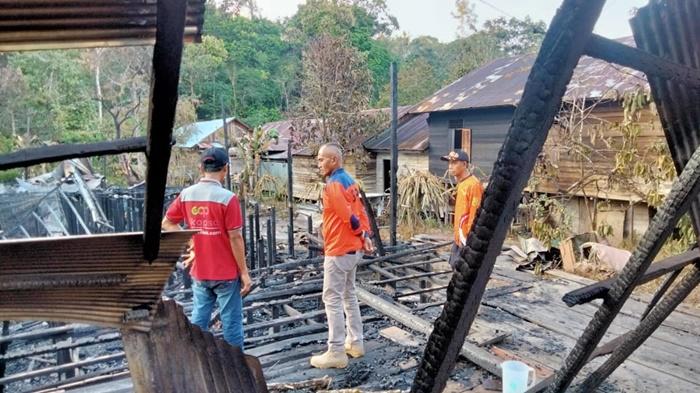 Rumahnya Ludes Terbakar, Dua Warga Desa Solan Tabalong Terima Bantuan BPBD dan Dinsos