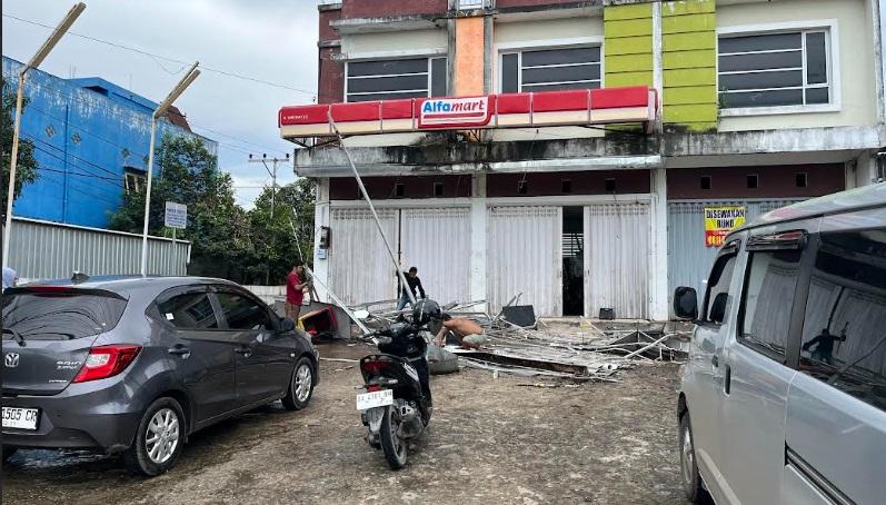 Kanopi-salah-satu-mini-market-di-Kab-Banjar-rubuh.jpg