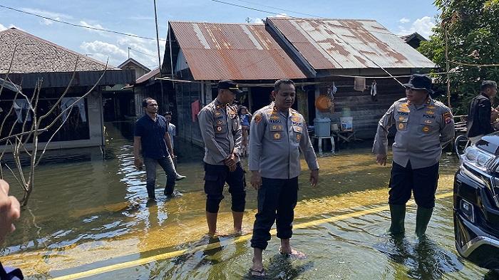 Kapolda-Kalsel-peninjauan-banjir-di-Martapura-Barat.jpg