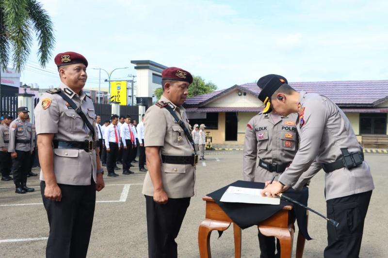 Kapolres-AKBP-Wahyu-Ismoyo-J-tandatangani-berita-acara-sertijab-kasatresnarkoba.jpg