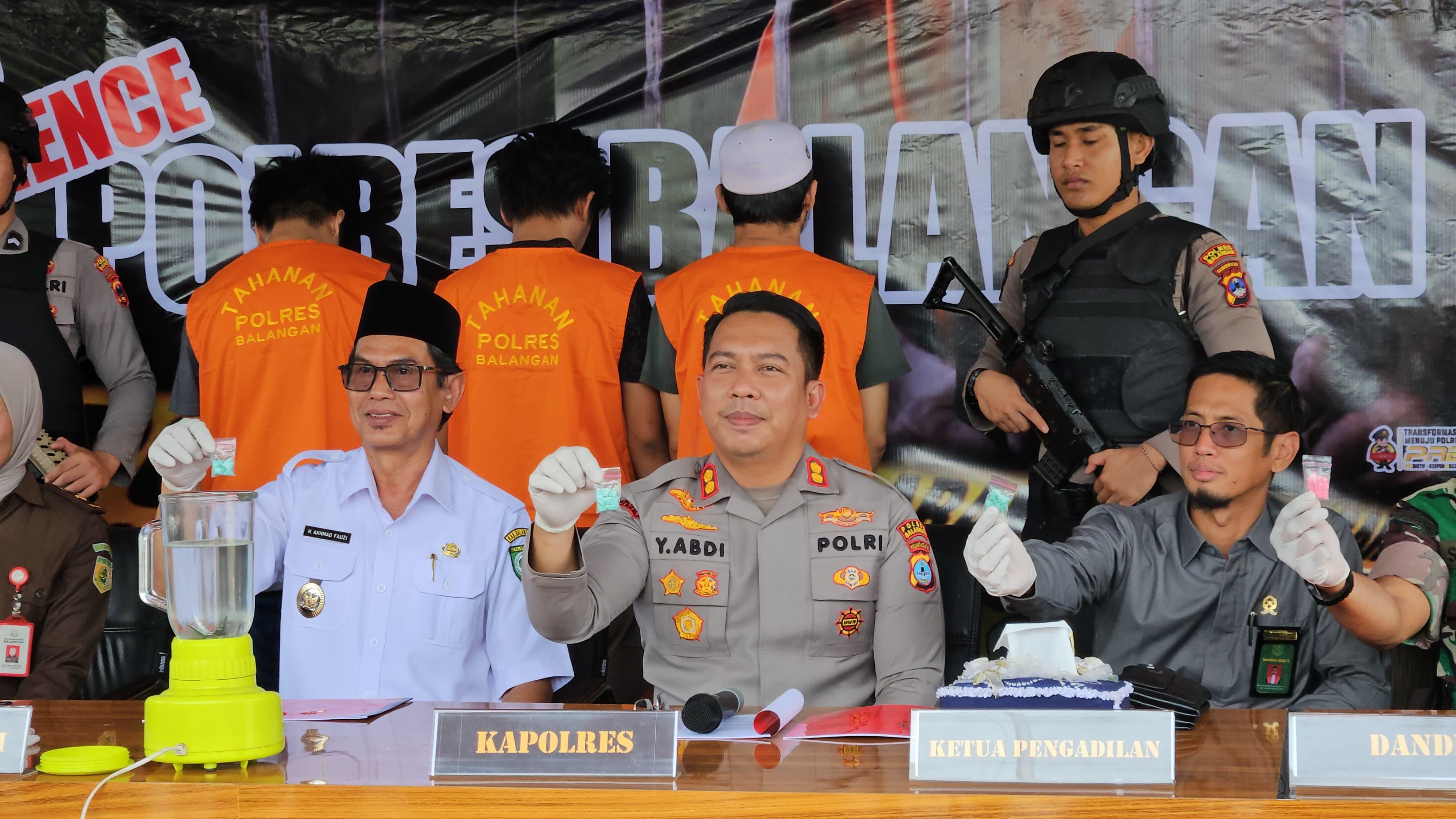 Kapolres-Balangan-AKBP-Yulianor-Abdi-memperlihatkan-paket-narkoba.jpg