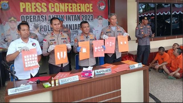 Kapolres-Banjar-AKBP-Ifan-Hariyat-Taufik-beserta-jajaran-membeberkan-barang-bukti.jpg