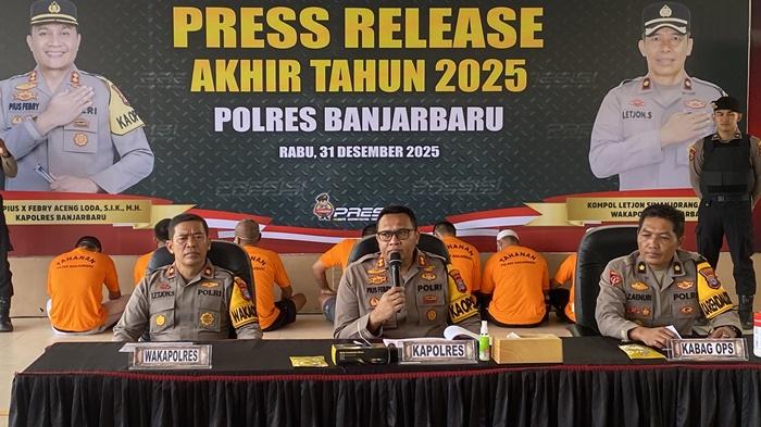 Kapolres-Banjarbaru-AKBP-Pius-X-Febry-Aceng-Loda-menjelaskan-capaian-sepanjang-tahun-2025.jpg