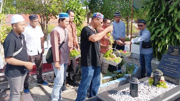 Memperingati HUT ke-52, Karyawan Banjarmasin Post Lakukan Ziarah ke Pendiri BPost