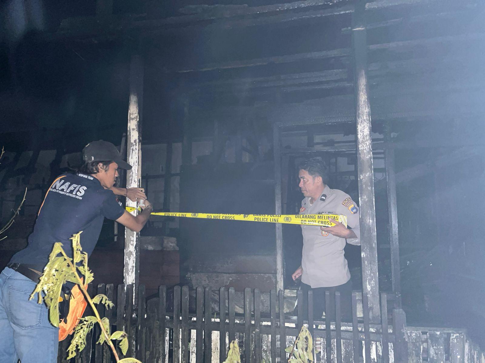 Polisi Bawa Barang Bukti Kebakaran Rumah Pensiunan PNS di Negara Dipa