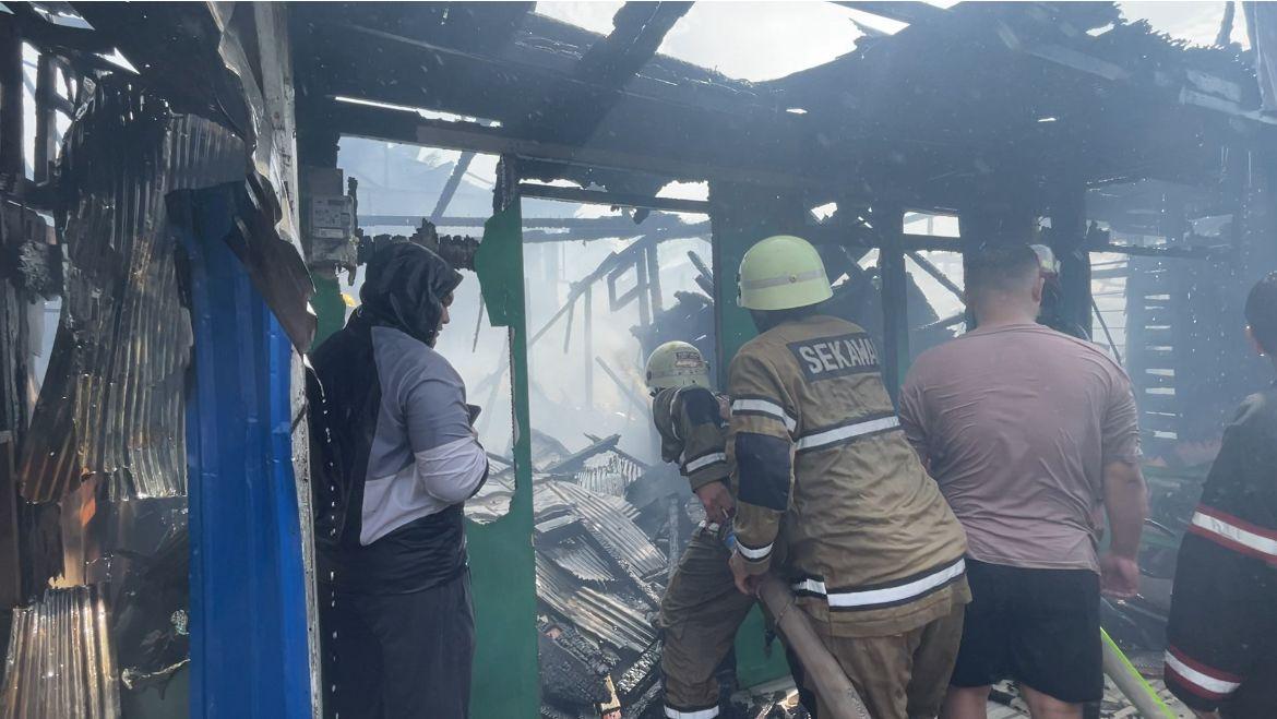 Kebakaran-terjadi-di-kawasan-padat-penduduk-Gang-Tepian-Kali-Barito.jpg