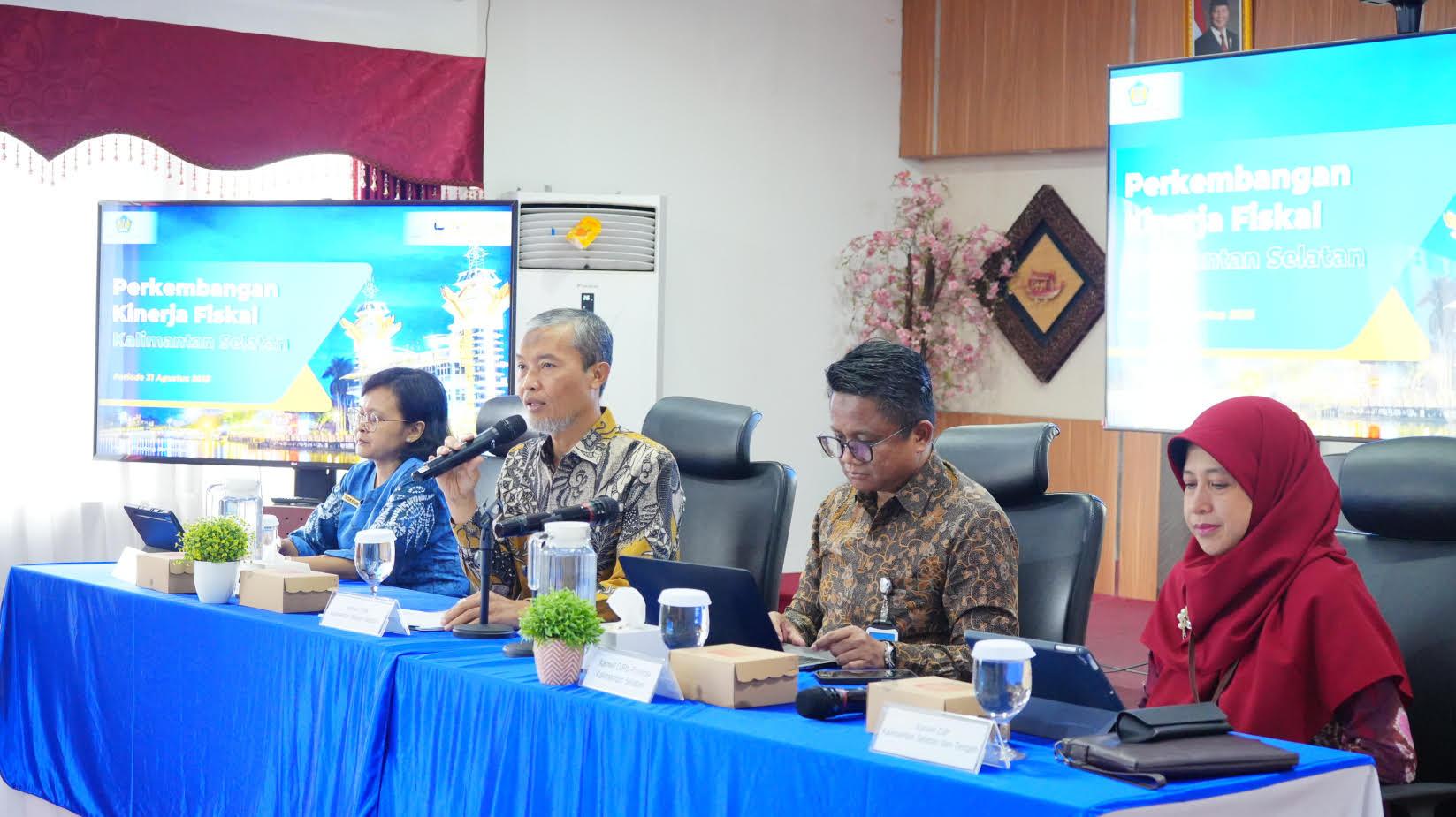 Kegiatan-rapat-pelaporan-Perkembangan-Kinerja-Fiska-kALSEL-di-Kanwil-DJPb-Kalsel.jpg