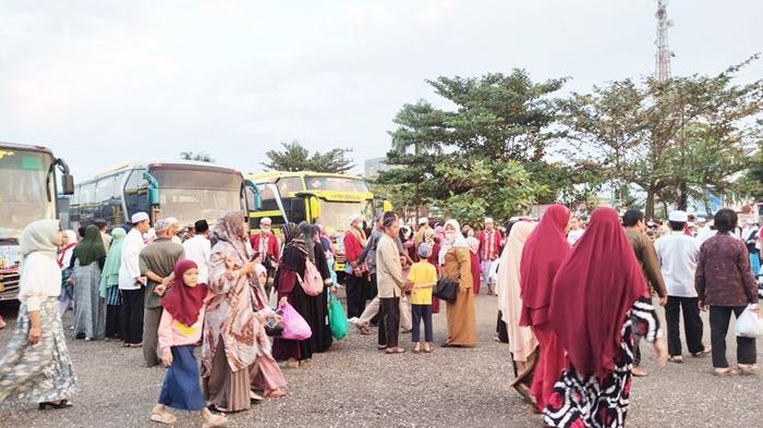 Keluarga-jemaah-haji-saat-menjemput-di-halaman-Kantor-DRPD-Tabalong-Selasa-26072022.jpg