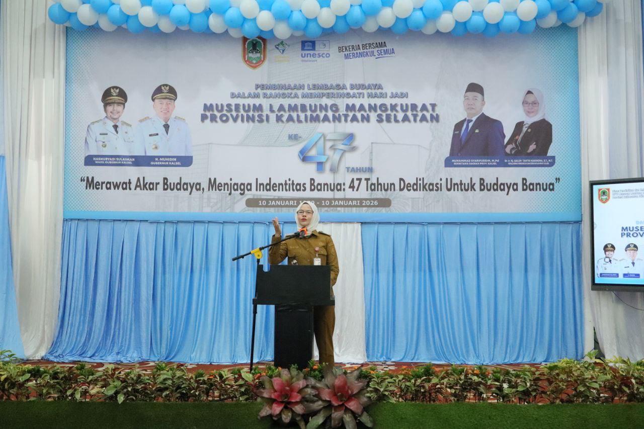 Kepala-Disdikbud-Kalsel-Galuh-Tantri-Narindra-saat-menghadiri-peringatan-HUT-ke-47.jpg