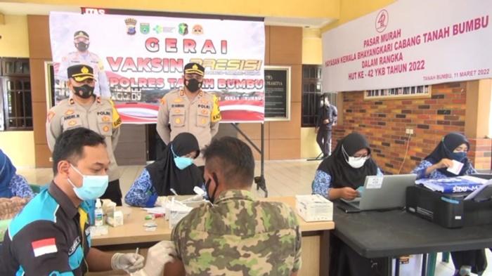 Pengendara Diperiksa tentang Kartu Vaksinnya dan Ikuti Vaksinasi Presisi di Polres Tanah Bumbu