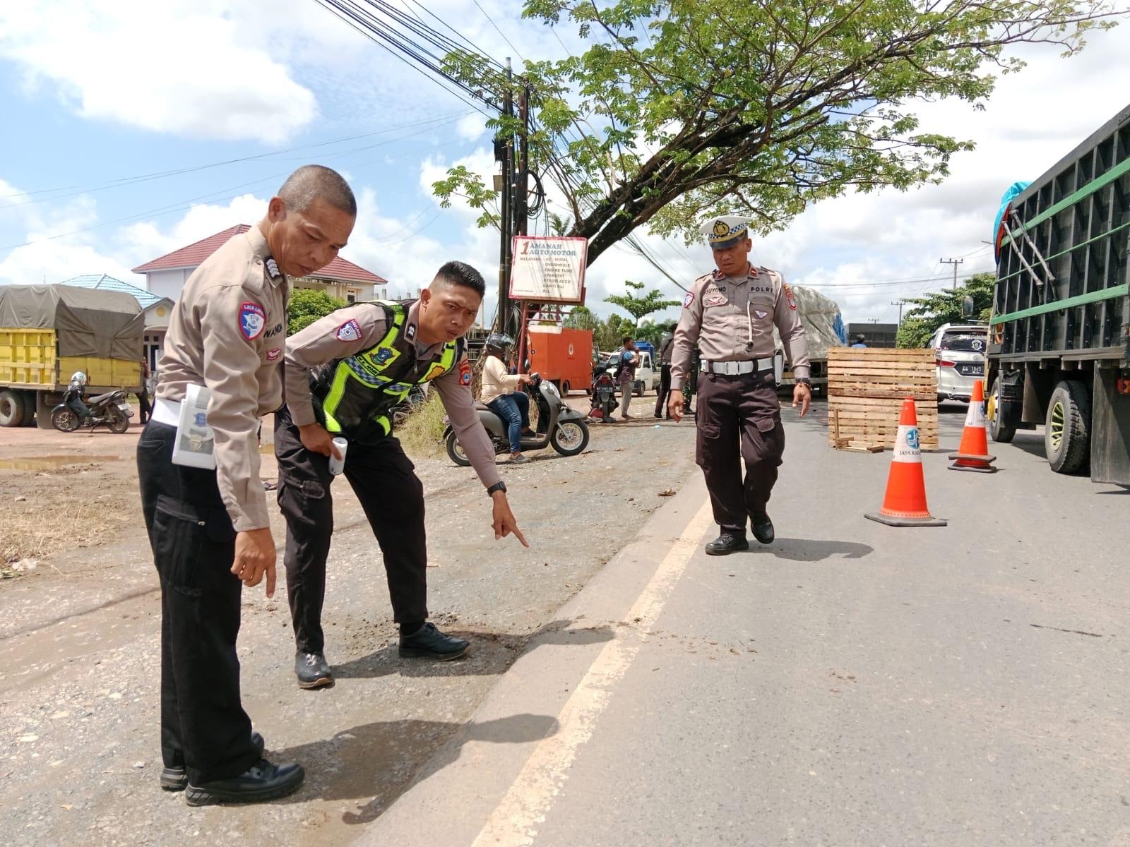 Kepolsian-dari-Polres-Banjarbaru-melakukan-pengecekan-ke-lokasi-kejadian-kecelakaan.jpg