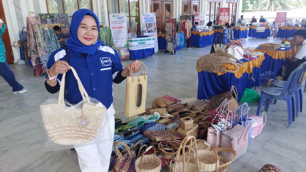 Kerajinan-asal-Amuntai-berbahan-daun-purun-pandan-eceng-gondok-dan-rotan.jpg