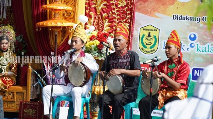 Kesenian-Madihin-oleh-siswa-dan-guru-dalam-puncak-Pagelaran-Karya-SMPN-2-Banjarmasin.jpg